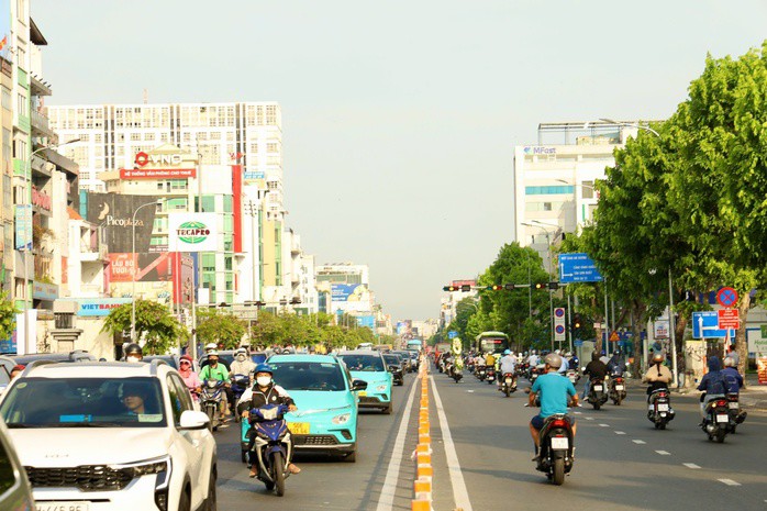 Bất ngờ với hình ảnh ngày đầu tiên vận hành làn đảo chiều trên đường Cộng Hòa - 3