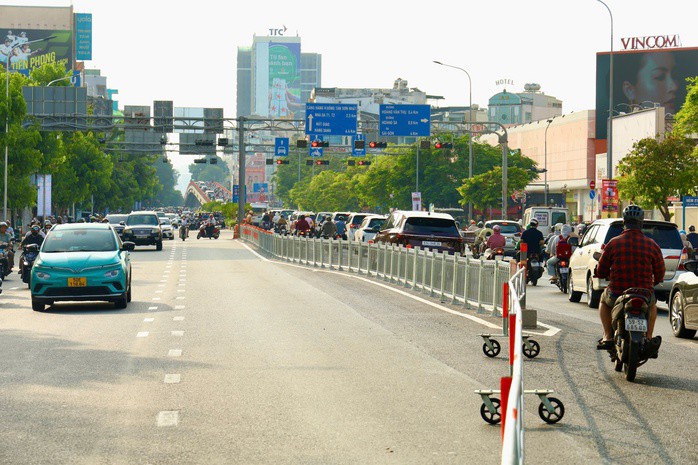 Bất ngờ với hình ảnh ngày đầu tiên vận hành làn đảo chiều trên đường Cộng Hòa - 1
