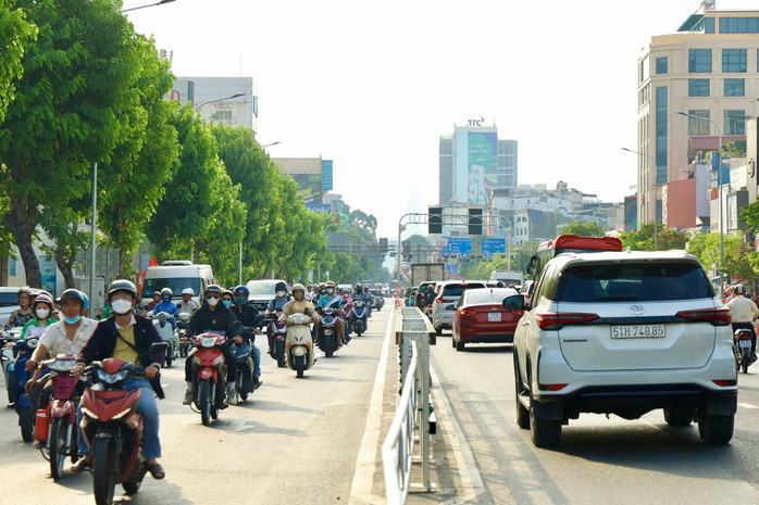 Bất ngờ với hình ảnh ngày đầu tiên vận hành làn đảo chiều trên đường Cộng Hòa - 6