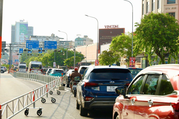 Bất ngờ với hình ảnh ngày đầu tiên vận hành làn đảo chiều trên đường Cộng Hòa - 7