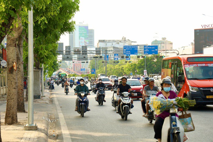 Bất ngờ với hình ảnh ngày đầu tiên vận hành làn đảo chiều trên đường Cộng Hòa - 12