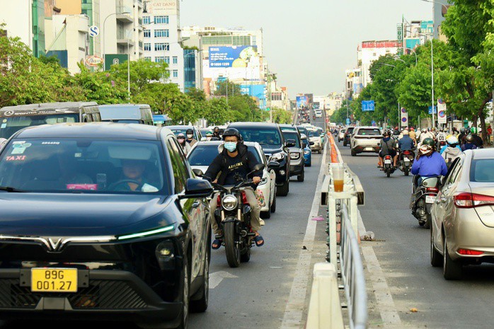 Bất ngờ với hình ảnh ngày đầu tiên vận hành làn đảo chiều trên đường Cộng Hòa - 10