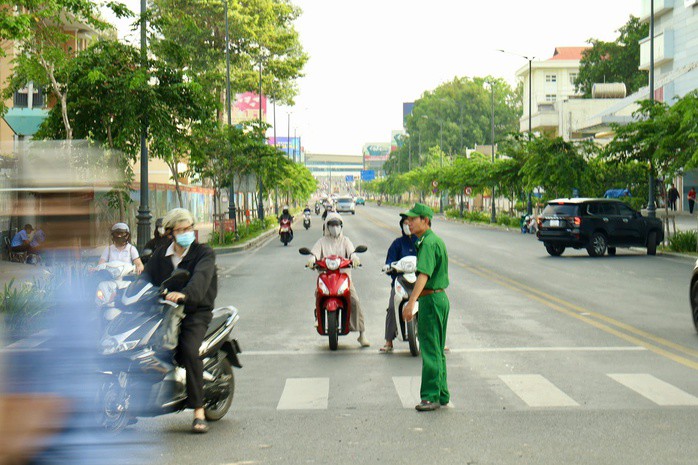 Bất ngờ với hình ảnh ngày đầu tiên vận hành làn đảo chiều trên đường Cộng Hòa - 11
