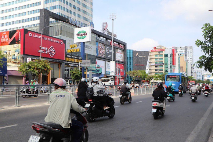 Bất ngờ với hình ảnh ngày đầu tiên vận hành làn đảo chiều trên đường Cộng Hòa - 18