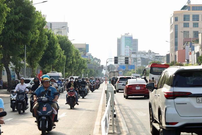 Bất ngờ với hình ảnh ngày đầu tiên vận hành làn đảo chiều trên đường Cộng Hòa - 16