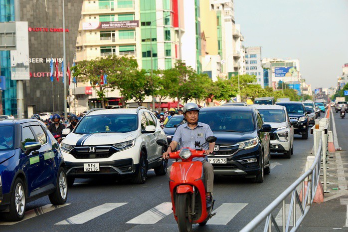 Bất ngờ với hình ảnh ngày đầu tiên vận hành làn đảo chiều trên đường Cộng Hòa - 15