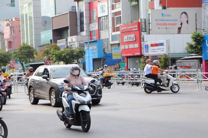 Bất ngờ với hình ảnh ngày đầu tiên vận hành làn đảo chiều trên đường Cộng Hòa - 20