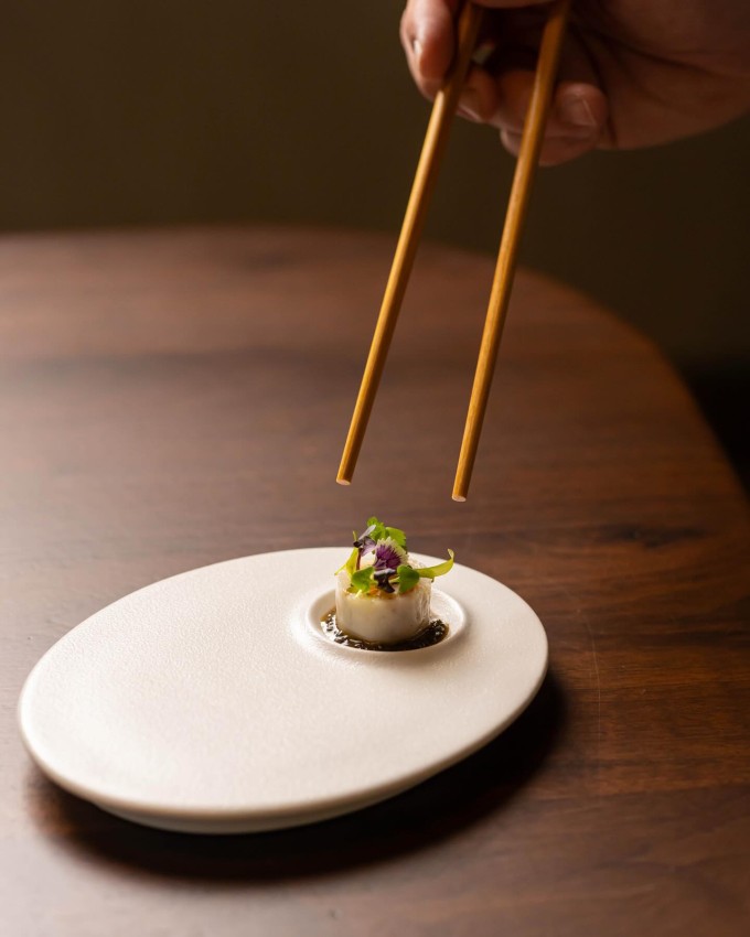 Camille phục vụ thực khách món gỏi cuốn, sử dụng cá hồng Florida fillet thành lát mỏng cuộn quanh nhum biển Hokkaido, xoài xanh, đu đủ... cùng nước chấm.