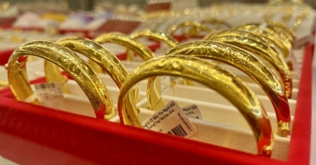 Giá vàng miếng SJC, vàng nhẫn thủng đáy 4 tháng