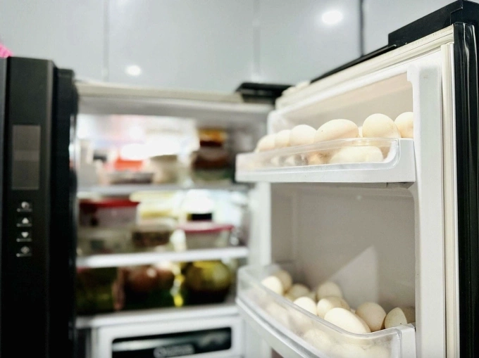 Không nên tích trữ quá nhiều đồ ăn trong tủ lạnh. Ảnh: Lục Bảo