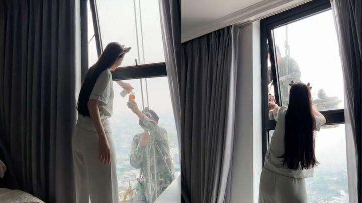 Hành động giúp đỡ giản dị, lan tỏa giá trị tích cực. (Ảnh chụp màn hình)