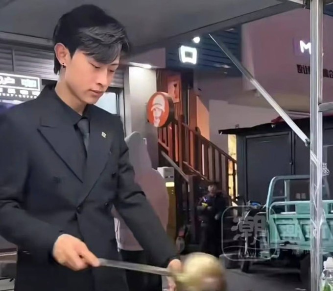 Lu thu hút chú ý bởi vẻ ngoài lịch sự khi đứng bếp phục vụ khách hàng. Ảnh: Sina