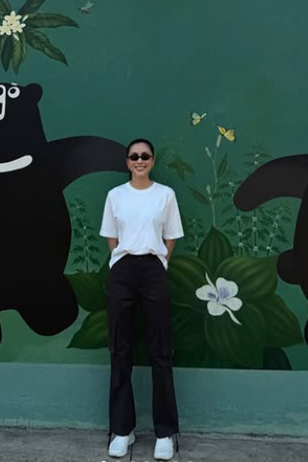 Trong nhiều lần xuất hiện, cô thường lựa chọn áo sơ mi trắng, quần jeans ống suông, blazer oversized hoặc váy liền tối giản. Những món đồ tưởng chừng quen thuộc nhưng khi được phối hợp khéo léo lại mang đến tổng thể hiện đại, trẻ trung mà không kém phần đẳng cấp.