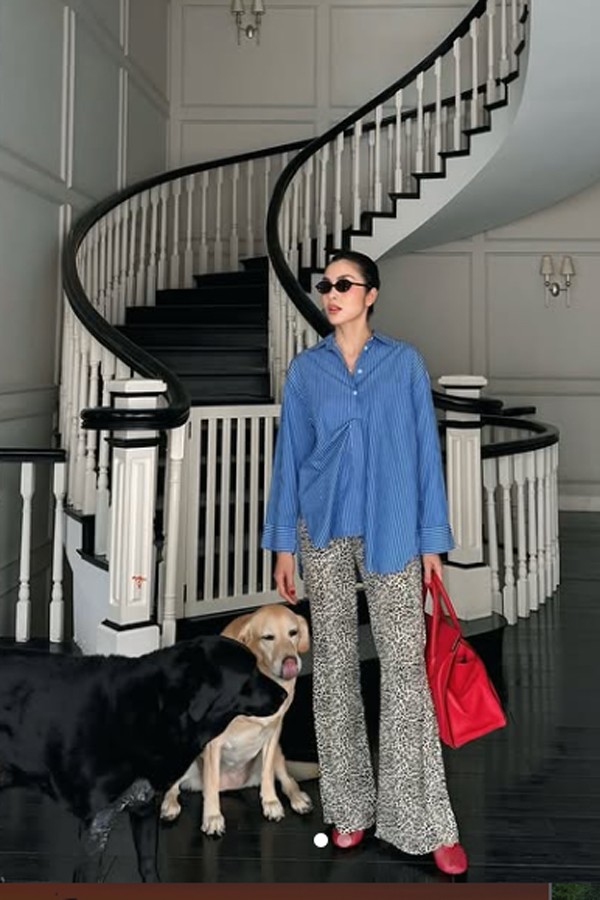Ngoài ra, kiểu tóc tự nhiên cùng lối trang điểm nhẹ nhàng cũng góp phần giúp diện mạo của cô luôn tươi tắn. Tăng Thanh Hà gần như không lạm dụng layout make-up sắc sảo mà ưu tiên lớp nền mỏng, son màu nhẹ và mái tóc buông tự nhiên. Hình ảnh này tạo cảm giác gần gũi nhưng vẫn cuốn hút.