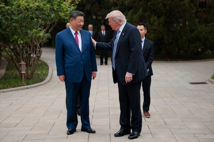 Tổng thống Mỹ Donald Trump trao đổi với Chủ tịch Trung Quốc Tập Cận Bình khi rời khu vườn Trung Nam Hải ở Bắc Kinh ngày 15/5. (Ảnh: AP)