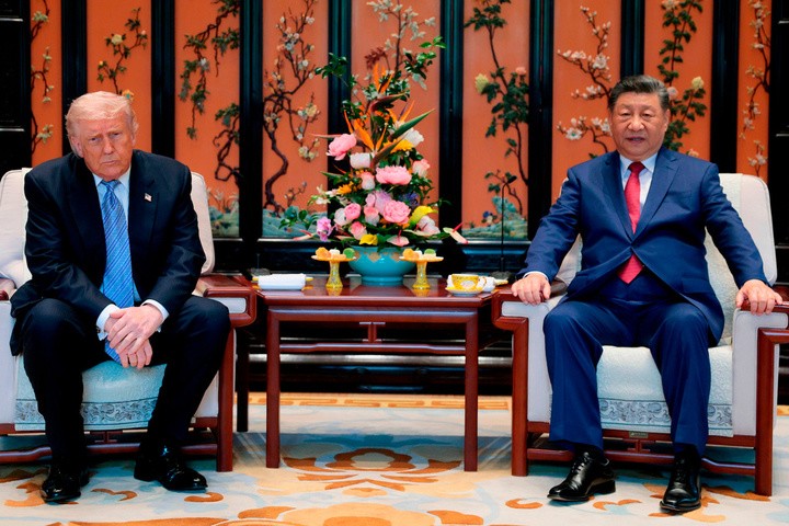 Chủ tịch Trung Quốc Tập Cận Bình (phải) và Tổng thống Mỹ Donald Trump tham dự cuộc họp bên lề chuyến thăm khu vườn Trung Nam Hải ở Bắc Kinh ngày 15/5. (Ảnh: AP)