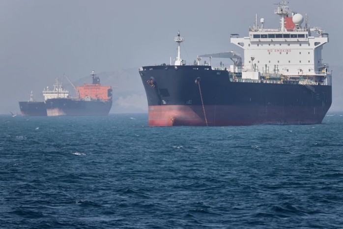Các tàu chở dầu neo ngoài khơi eo biển Hormuz. Ảnh: AP