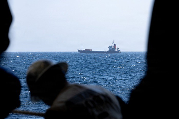 Ảnh chụp từ một tàu chiến tham gia chiến dịch phong tỏa eo biển Hormuz của Mỹ - Ảnh: CENTCOM