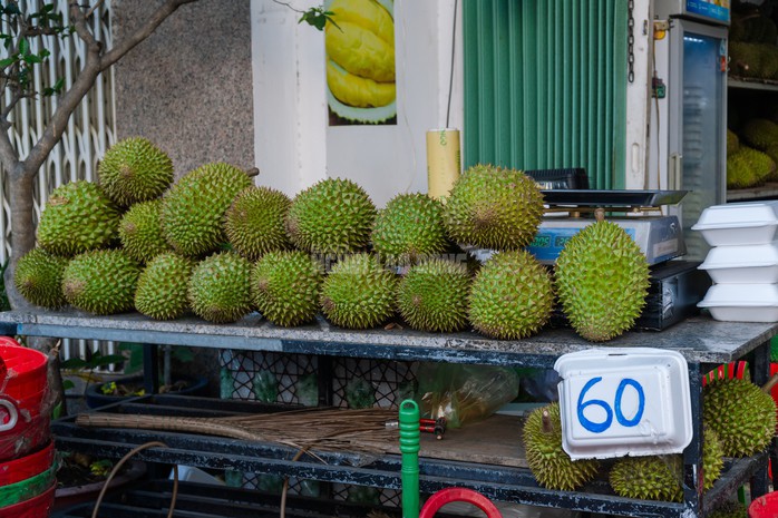 Theo anh Cảnh người tiêu dùng chỉ cần 50.000 đồng là đã có thể mua được sầu riêng.