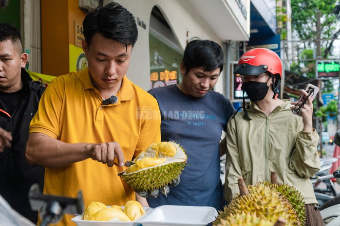 Một ngày, hệ thống cửa hàng anh Thanh bán được hơn 3 tấn sầu riêng.
