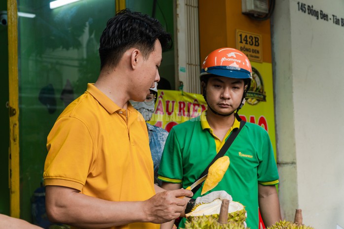 VIDEO: Sầu riêng giá rẻ “đổ bộ” TPHCM, cửa hàng bán cả tấn mỗi ngày - 15