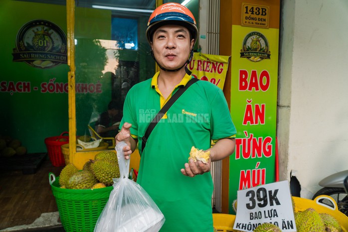 Anh Nguyễn Trung Kiên (ngụ TPHCM) mua loại sầu riêng giá 59.000 đồng/kg. Anh Kiên đánh giá sầu riêng ngon và hợp túi tiền.