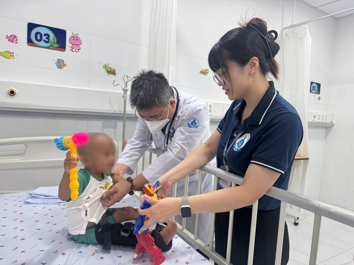 Sau quá trình điều trị tích cực, bé trai đã đủ điều kiện xuất viện