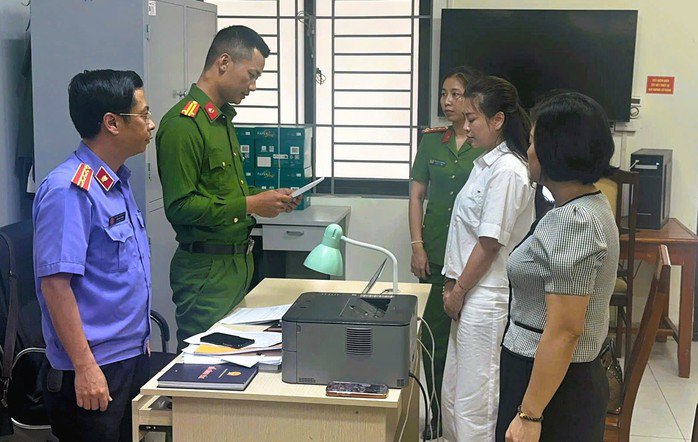 Cơ quan tố tụng thi hành các lệnh khởi tố, bắt tạm giam nữ giám đốc nhà xe Vân Anh - Trịnh Thị Vân Anh (áo trắng) . Ảnh: VKSND tỉnh Thanh Hóa