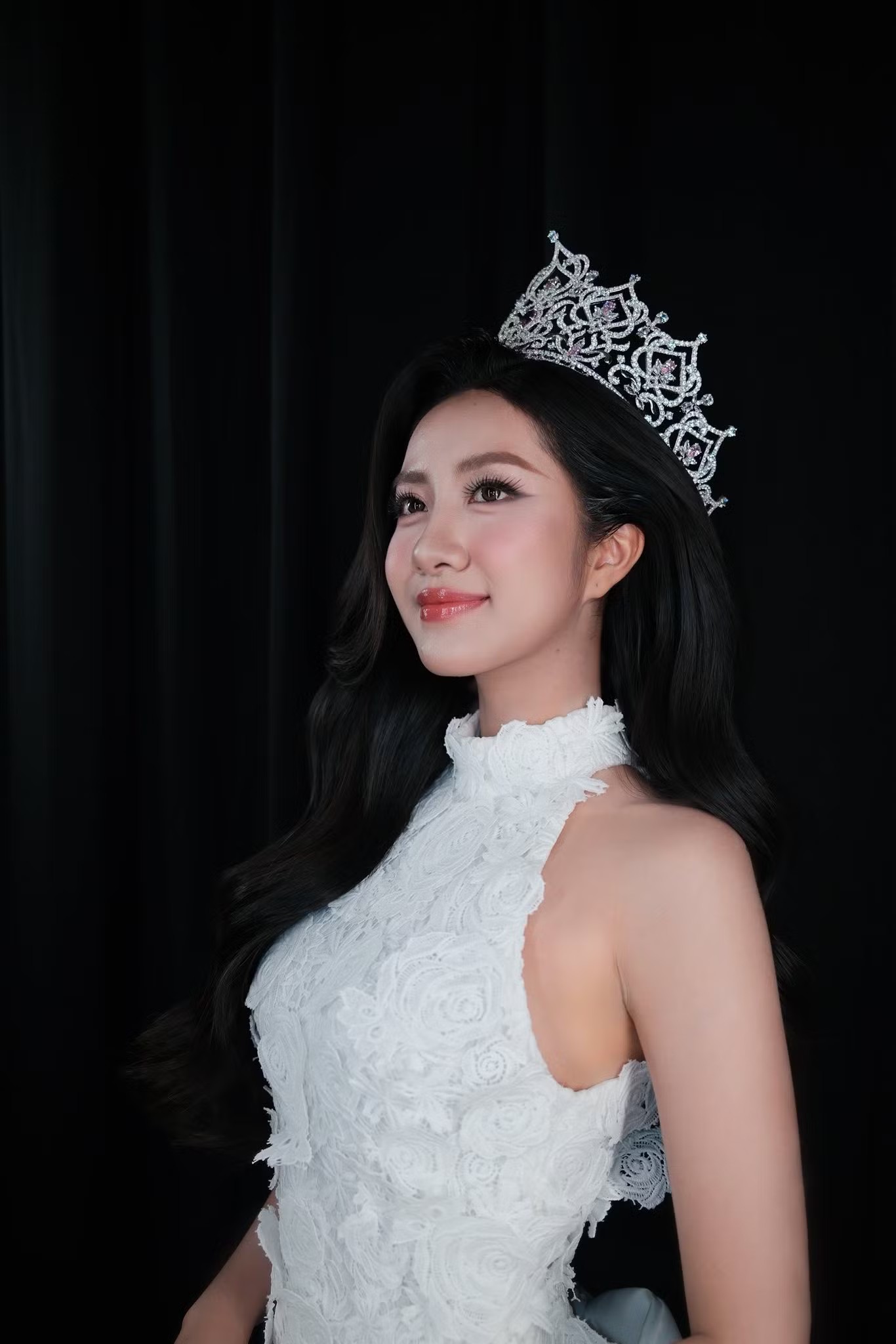 “Càng học, tôi càng nhận ra mình còn thiếu nhiều điều. Việc học giúp tôi mở rộng kiến thức và hoàn thiện bản thân”, cô bày tỏ.
