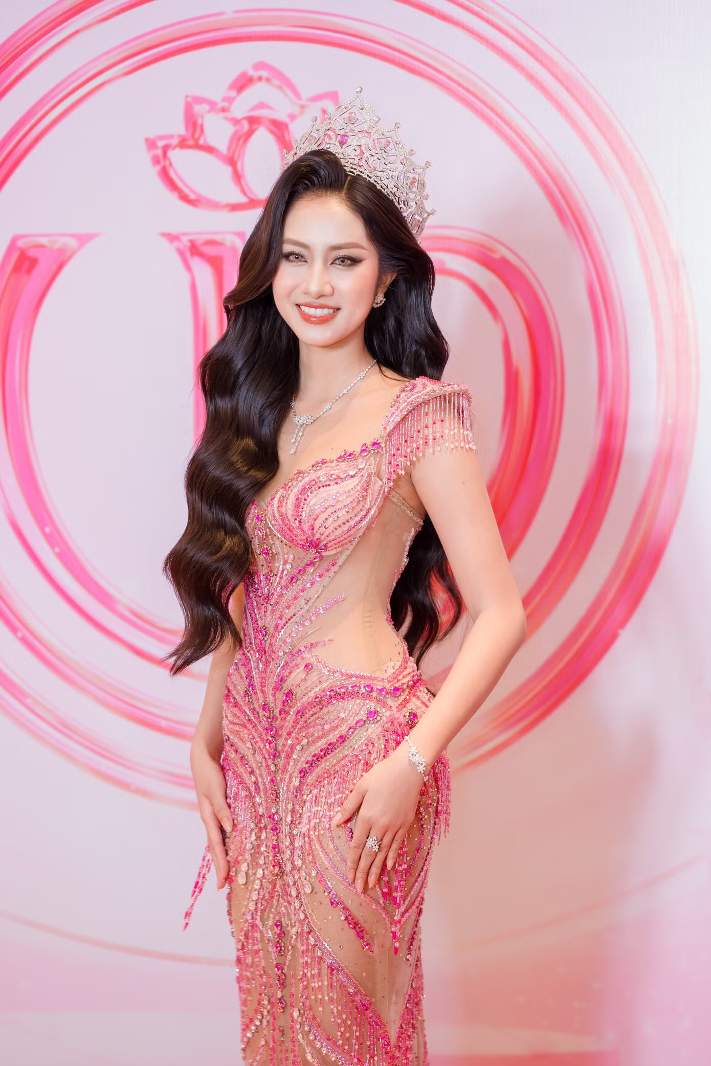 Xuất hiện tại họp báo khởi động Hoa hậu Việt Nam 2026, đương kim Hoa hậu Hà Trúc Linh gây ấn tượng với phong cách mới mẻ. Người đẹp chọn cách trang điểm hiện đại với điểm nhấn là đôi mắt sắc sảo. Cô làm mới bản thân khi diện thiết kế váy dạ hội đính kết trên chất liệu xuyên thấu, khoe vóc dáng quyến rũ. Nhiều khán giả nhận xét Hà Trúc Linh có sự phá cách ấn tượng so với hình ảnh thường thấy.