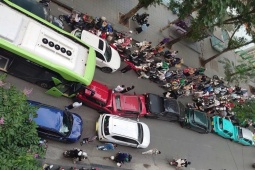 Xe buýt đâm dồn toa 6 ôtô chờ đèn đỏ ở Hà Nội