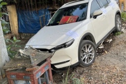 Nữ tài xế Trung Quốc tông sập quán nước, kéo lê chủ quán tử vong