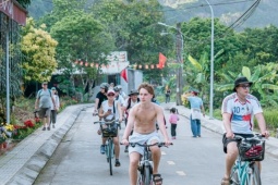 Khách Tây mê mẩn ngôi làng trăm tuổi không ô tô, xe máy ở Hải Phòng