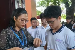TPHCM giảm áp lực thi vào lớp 10, tiến tới phổ cập THPT