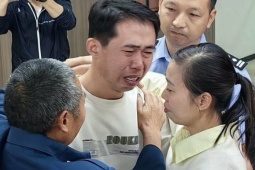 Người đàn ông góa vợ bật khóc khi đoàn tụ con trai bị bắt cóc sau 35 năm