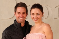 Miranda Kerr lộng lẫy, chồng tỷ phú xuề xòa ở show Dior