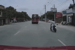 Clip: Tránh xe điện đi ẩu, ô tô đâm trực diện xe khác