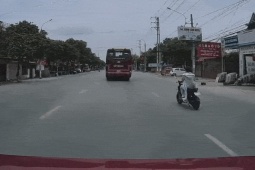 Clip: Tránh xe điện đi ẩu, ô tô đâm trực diện xe khác