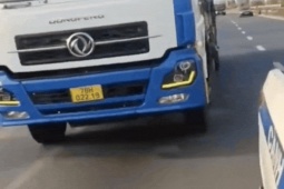 Video tài xế xe tải bỏ chạy khi CSGT yêu cầu dừng xe, bị chặn sau...