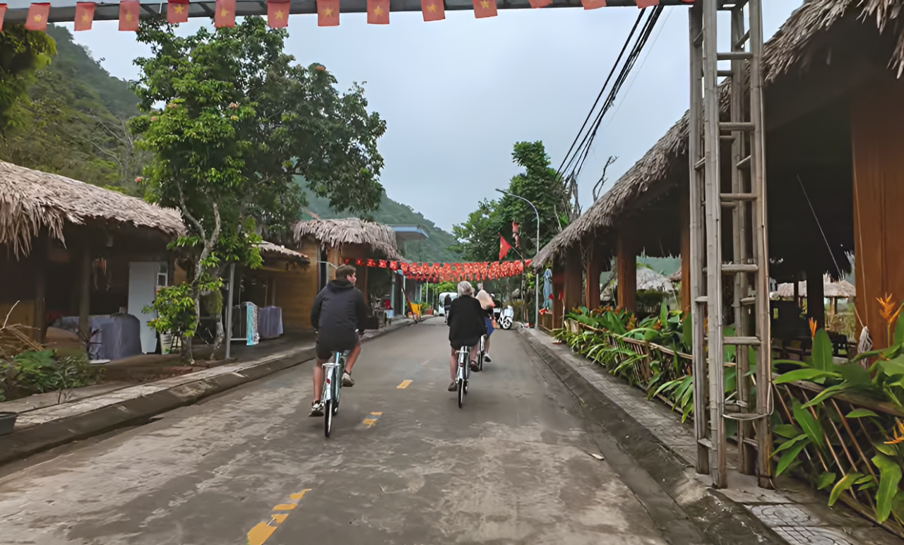 Làng Việt Hải nằm sâu trong Vườn quốc gia Cát Bà, cách trung tâm thị trấn Cát Bà cũ khoảng 10km. Ảnh: Diana Neven