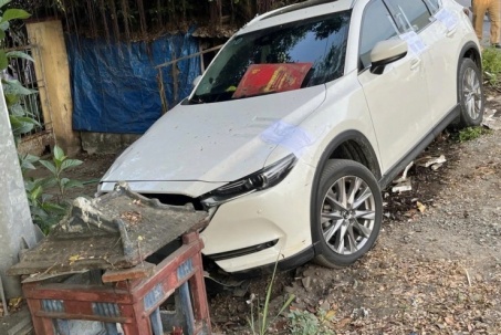 Nữ tài xế Trung Quốc tông sập quán nước, kéo lê chủ quán tử vong