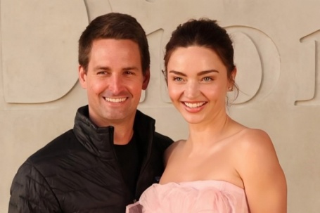 Miranda Kerr lộng lẫy, chồng tỷ phú xuề xòa ở show Dior