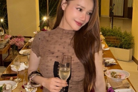 Nhã Phương thoát cảnh gầy gò, U40 diện đồ xuyên thấu đầy sức sống