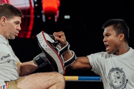 Thánh Muay Buakaw dạy võ cho huyền thoại Liverpool