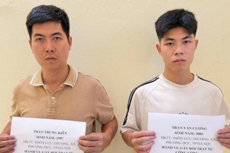 Tạm giữ 2 anh em xông vào quán cắt tóc hành hung phụ nữ đang ôm con nhỏ