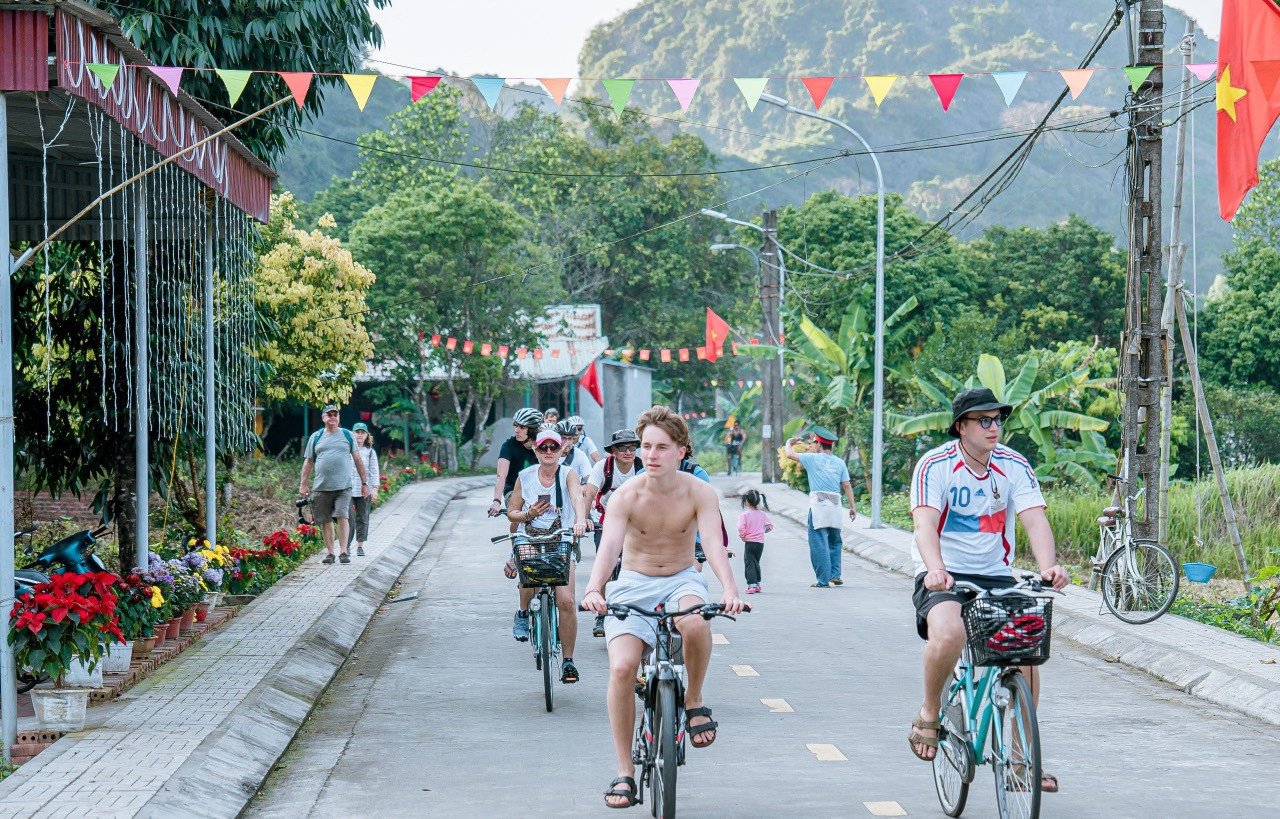 Dù không thể tiếp cận bằng ô tô, xe máy, gần như tách biệt với bên ngoài nhưng làng Việt Hải vẫn trở thành điểm đến thu hút đông đảo du khách. Ảnh: Vu Phi Hung, DL Black