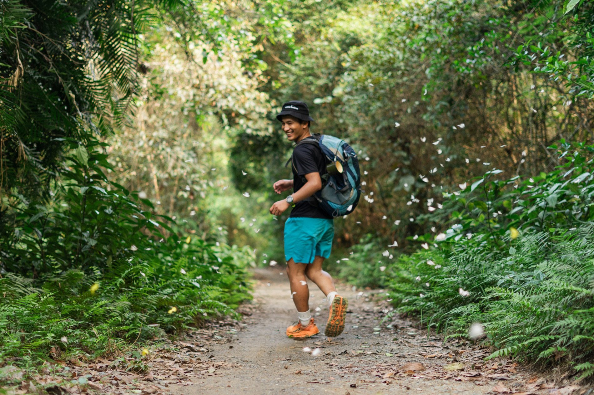 Du khách trekking xuyên Vườn quốc gia để tới làng Việt Hải. Ảnh: Đàm Quốc Khánh