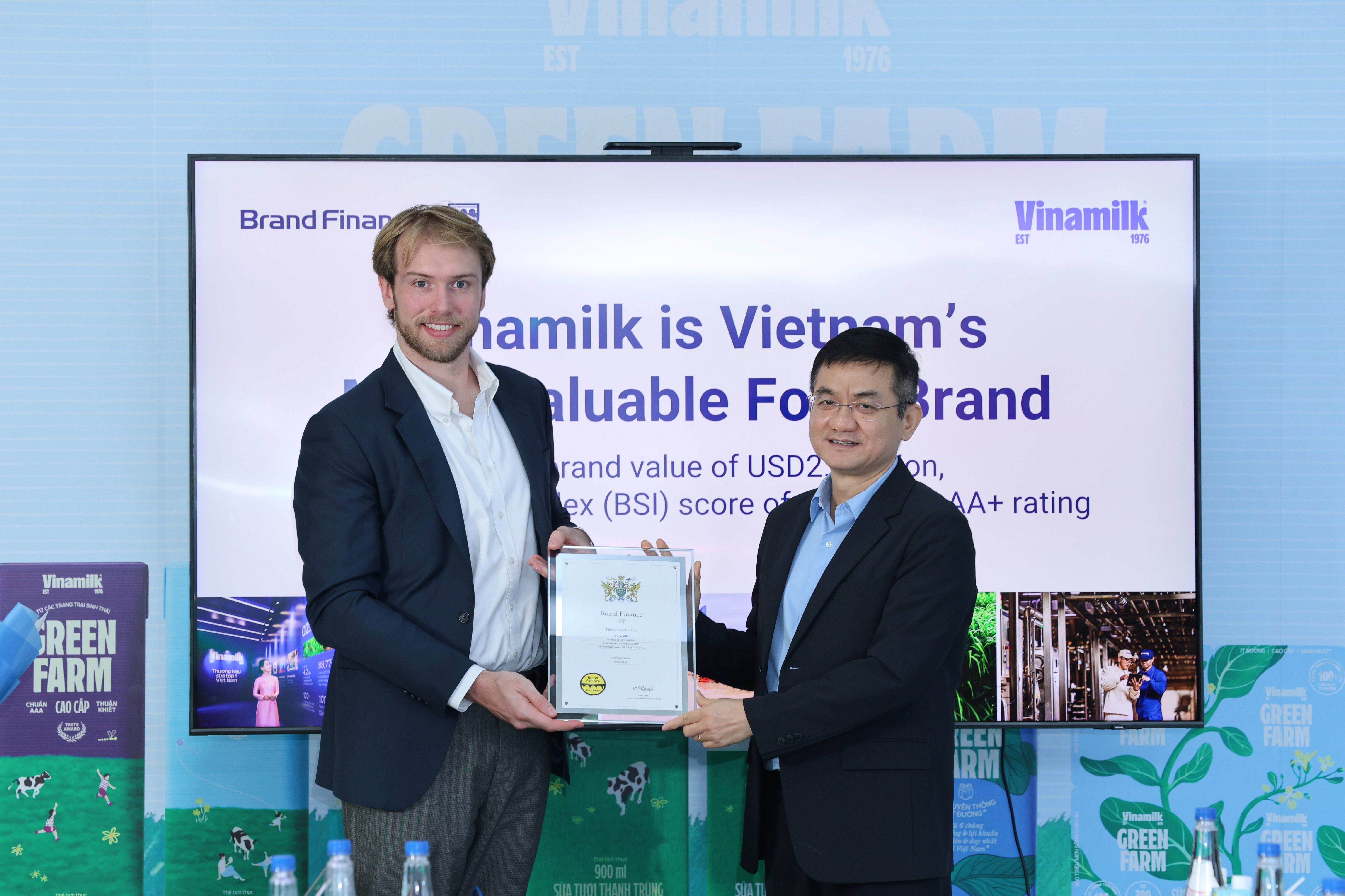 Ông Nguyễn Quang Trí, Giám đốc Điều hành Marketing Vinamilk, nhận chứng nhận Top 100 thương hiệu giá trị nhất Việt Nam từ đại diện Brand Finance. Ảnh: Vi Nam