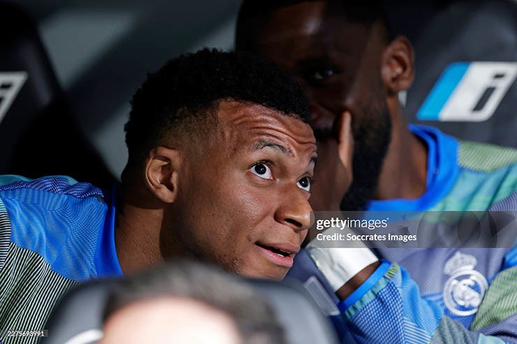 Mbappe phải ngồi dự bị