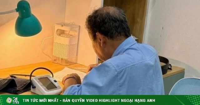 Ông 78 tuổi đặt máy đo huyết áp bên cạnh, kiên trì kèm cháu ôn thi vào lớp 10